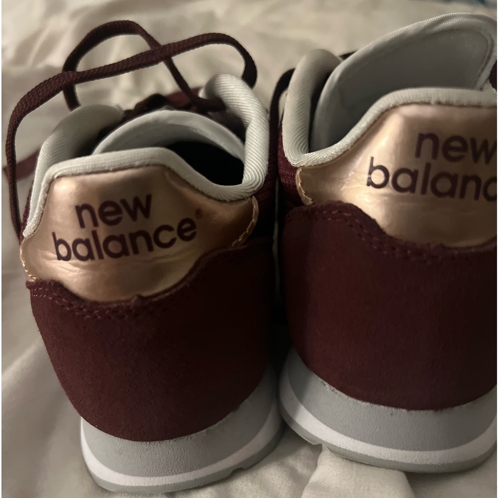 Tennis shoes